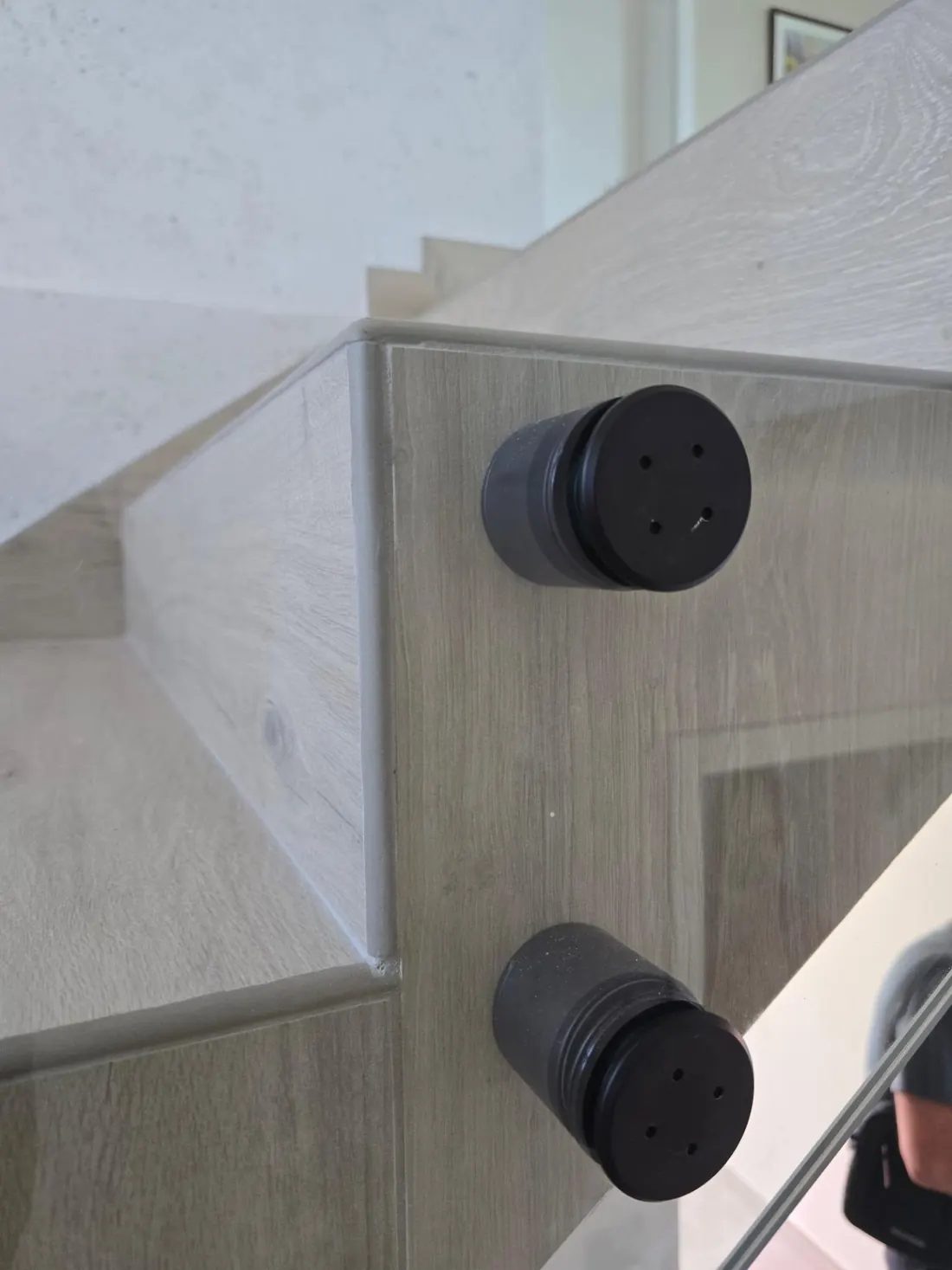 Detalj: crni mat nosači stakla